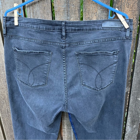 Calvin Klein Wm’s Frayed Rebel Black & Blue Ankle Skinny Fit Jeans Sz 33 - Picture 4 of 16